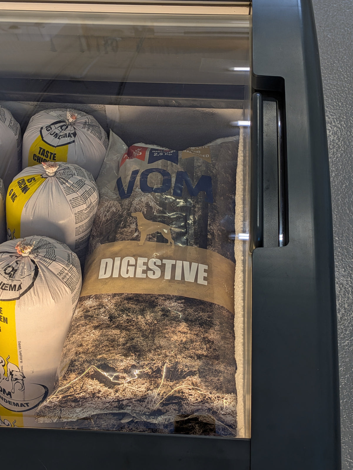 VOM Digestive raakaruoka pullat 2,5kg (VOM-pakastin)